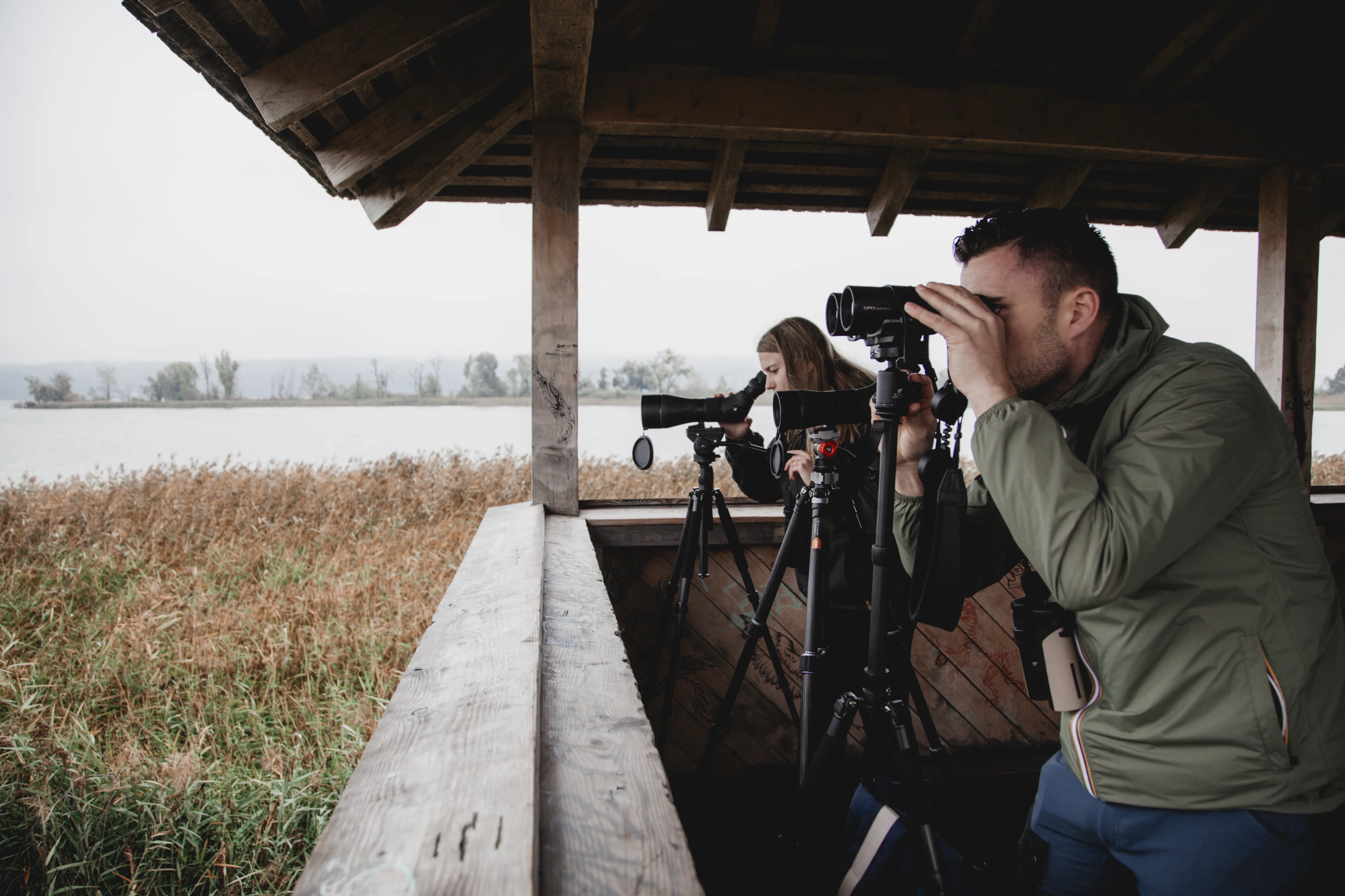 Ferngläser und Spektive am Aussichtsturm.alt
